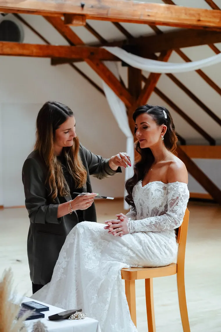 Mona beim Braut-Make-up am Hochzeitsmorgen