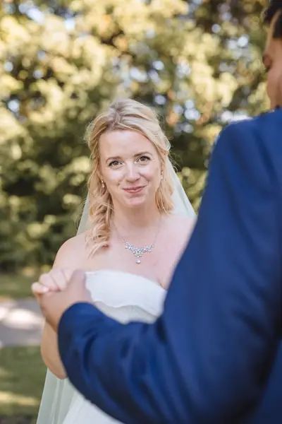 Braut mit Schleier und natürlichem Make-up im Sonnenlicht