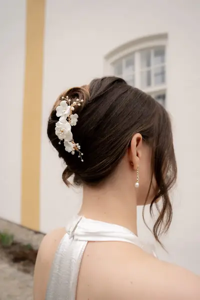 Elegante Hochsteckfrisur mit Perlenschmuck und Neckholder-Kleid