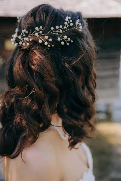Halboffene Brautfrisur mit Perlen-Haarschmuck