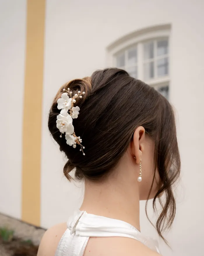 Elegante Hochsteckfrisur mit Perlenschmuck