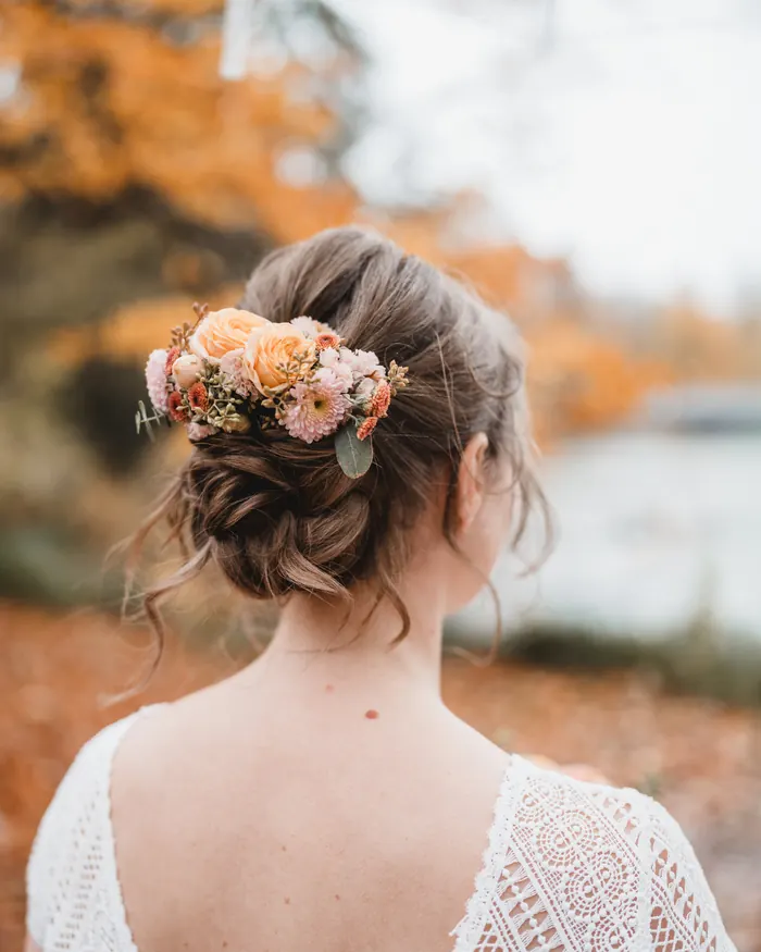 Hochgesteckte Brautfrisur mit Blüten im Haar