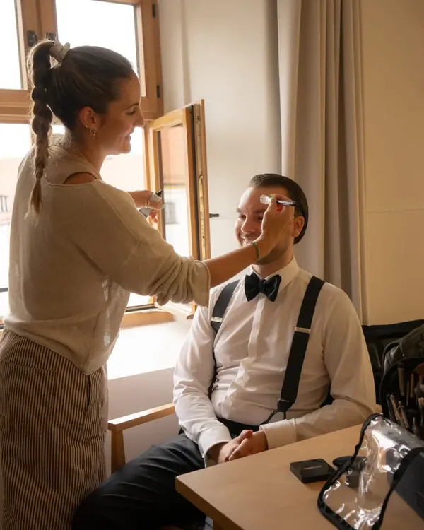 Gästestyling: Mona macht das Touch-up für einen Bräutigam mit Fliege