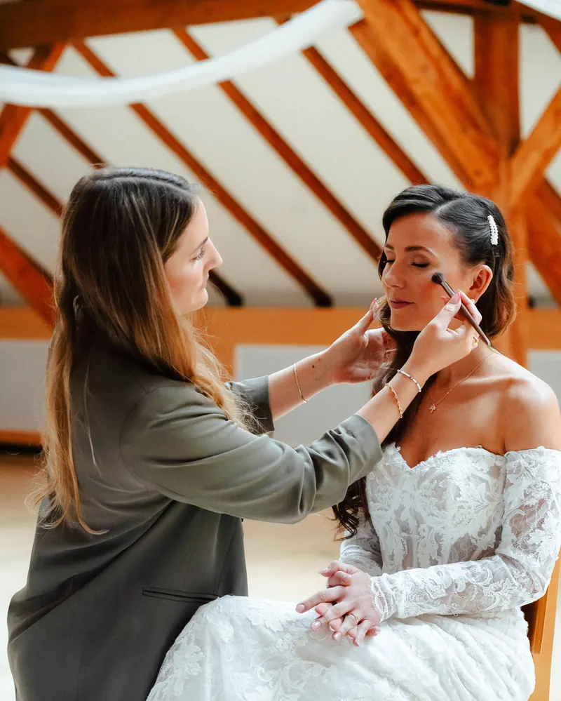 Mona beim Braut-Make-up am Hochzeitsmorgen