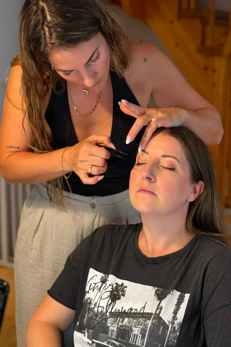 Mona Rosario beim Make-up einer Kundin
