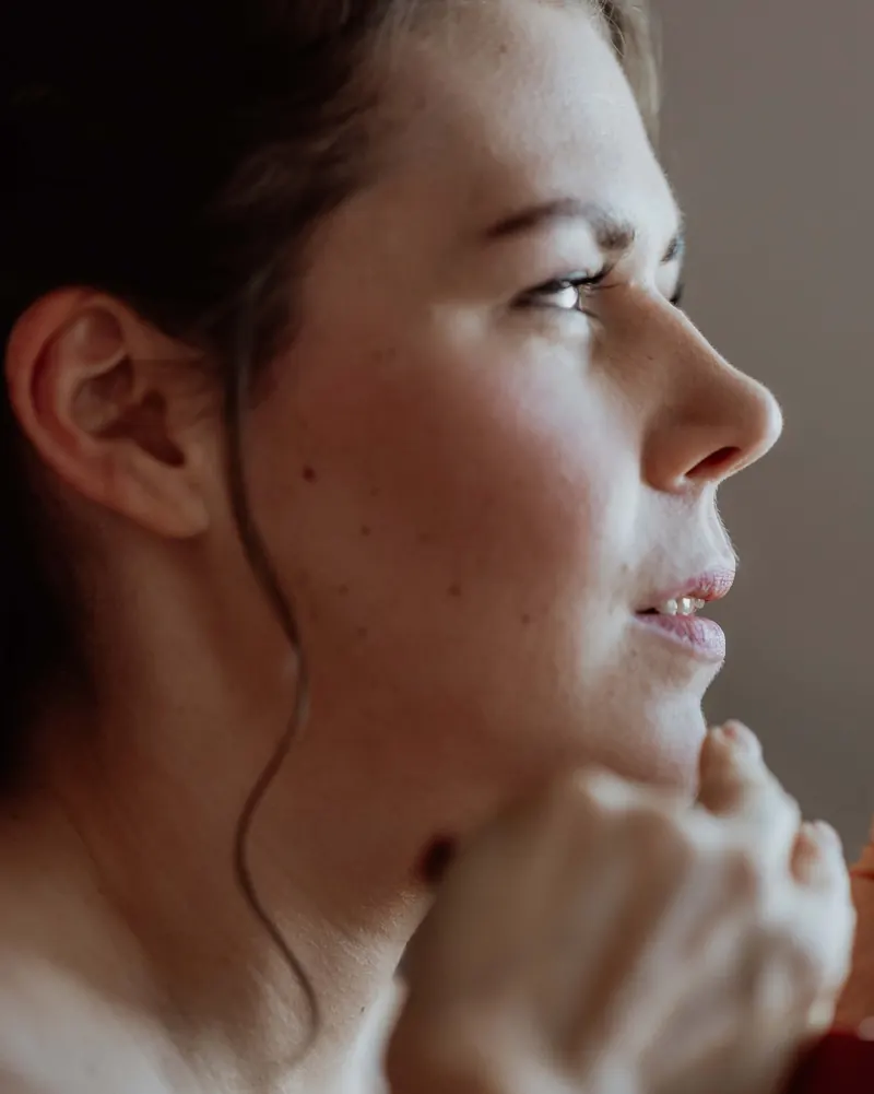 Braut im Profil mit langanhaltendem Braut-Make-up
