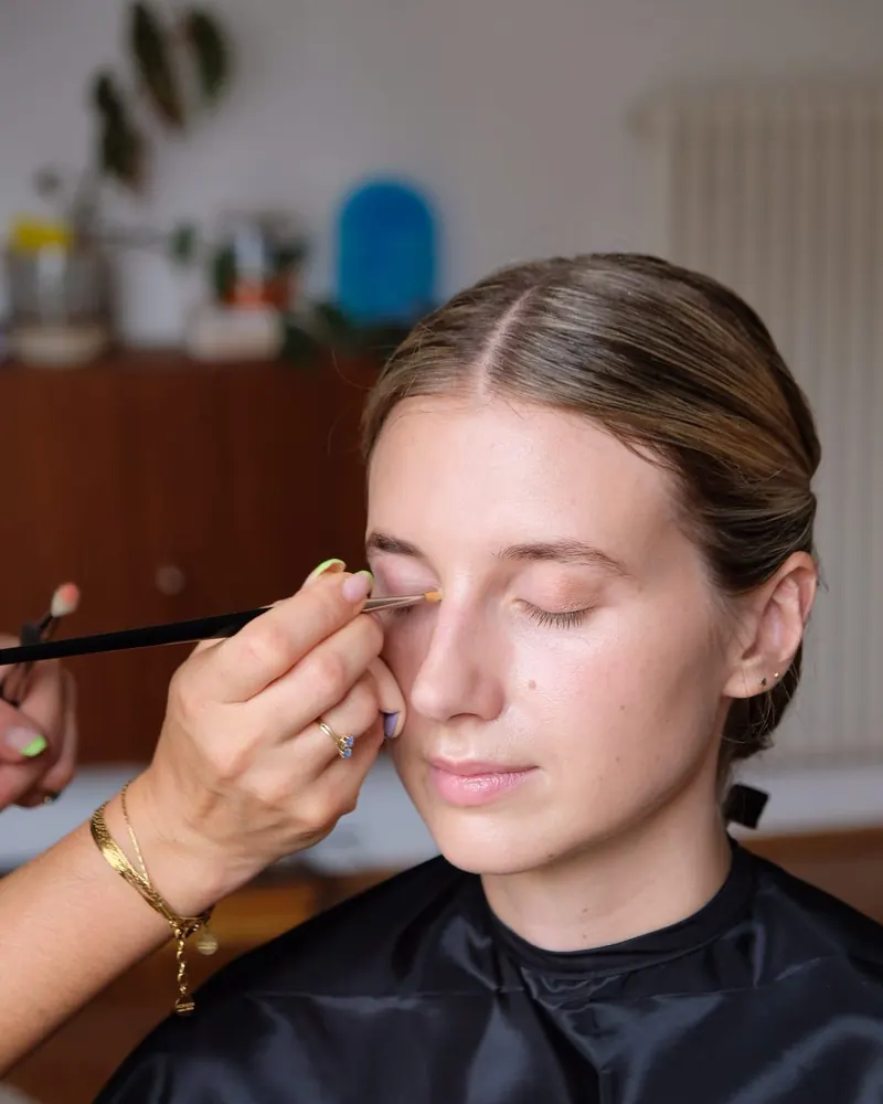 Mona schminkt die Augen einer Braut beim Probestyling